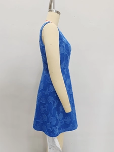 Detailansicht eines königsblauen ärmellosen Kleides mit hochwertigem 3D-Blumen-Jacquard-Stoff