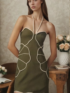 Détail de la robe licou vert foncé avec bordure géométrique blanche et décolleté en cœur