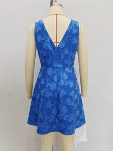 Elegantes, leuchtend blaues, ärmelloses Jacquard-Minikleid mit tiefem V-Rücken