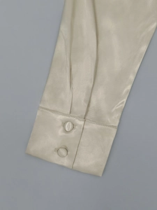 Details von Satin-Midikleid-Ärmeln mit eleganten stoffbezogenen Knöpfen und seidiger Textur
