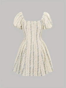 Détail du col carré et des manches bouffantes sur robe fleurie à rayures bleues