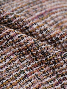 Vue macro d'un tissu en tweed multicolore avec fils métalliques et texture punk