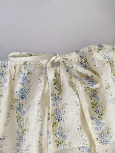 Détail d'une robe d'été fleurie montrant la texture seersucker et la fermeture éclair