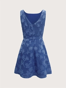 Detailansicht des blauen Jacquard-Stoffs mit 3D-Blumenstruktur und Reißverschluss hinten