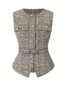 Détail d'un gilet en tweed multicolore avec boutons dorés et ceinture assortie