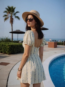 Robe d'été jaune à fleurs bleues, manches bouffantes et dos nu pour les vacances
