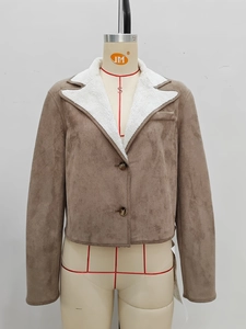 Giacca da donna in finto camoscio marrone con rever in montone bianco e bottoni
