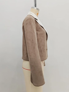 Dettaglio della giacca da donna in finta pelle scamosciata con colletto in sherpa bianco