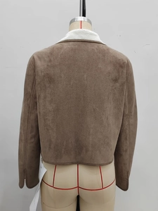Giacca in finta pelle scamosciata marrone con colletto in pile bianco e fodera calda, retro
