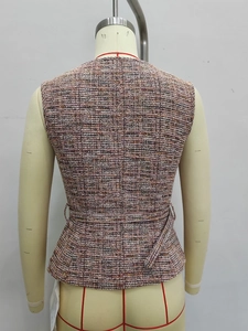 Vue arrière du gilet en tweed rose sans manches avec ceinture réglable et tissu texturé