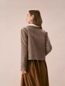 Giacca da donna in finto camoscio marrone con colletto in shearling bianco invernale
