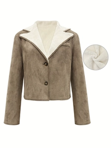 Dettaglio giacca scamosciata marrone con morbida fodera in shearling e bottoni