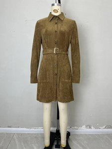 Robe mi-longue vintage en daim marron avec col à revers et ceinture à la taille
