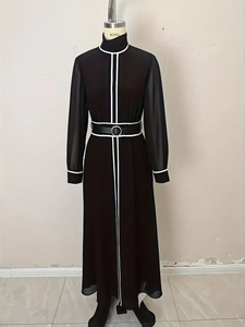 Robe longue chic en mousseline noire à manches longues avec bordure contrastée blanche