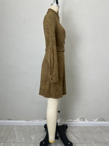 Détails de la robe mi-longue en daim marron avec col à revers, boutonnage simple et ceinture