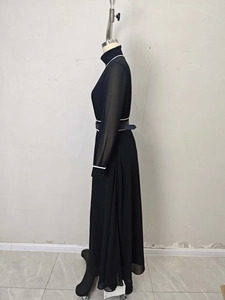 Robe noire élégante à manches longues avec bordures contrastées blanches et col haut