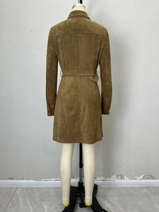 Vue arrière de la robe midi marron en daim avec col à revers et ceinture à la taille