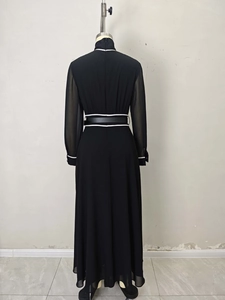 Robe longue noire élégante avec bordures blanches contrastées et manches en mousseline, dos