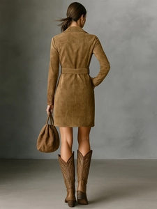 Robe midi vintage française en daim marron avec ceinture et boutonnage simple
