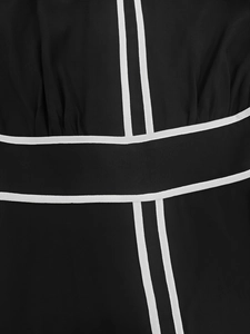 Détail des rayures contrastées et de la texture plissée sur robe longue en mousseline
