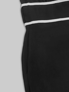 Détail de la taille d'une robe en mousseline noire avec rayures blanches et poches