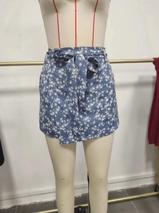 Short bleu à imprimé floral taille haute avec ceinture à nœud pour la plage d'été