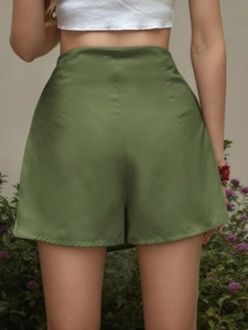 Damen-Shorts mit hoher Taille in Armeegrün mit asymmetrischem Saum und Rückendesign
