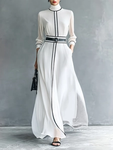 Robe longue élégante en mousseline blanche à manches longues avec finitions noires