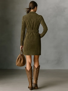 Détail d'une robe mi-longue en daim vert olive avec ceinture et bottes marron vintage