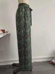 Détail d'un pantalon large à fleurs avec taille haute à volants et ceinture sur mannequin