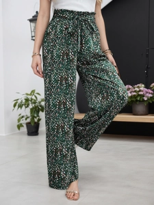Détail du pantalon large à fleurs à taille haute avec ceinture à nouer et coupe fluide