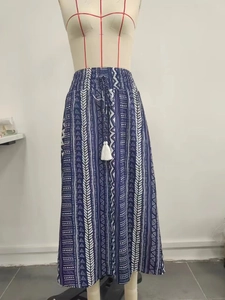 Jupe longue bohème taille haute avec motifs géométriques bleus et cordon à pompons