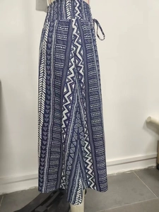 Détail d'une jupe midi bohème à taille haute avec imprimé géométrique et cordon