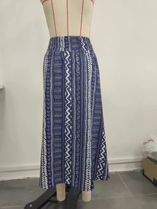 Jupe midi bohème bleue et blanche à taille haute avec motifs géométriques et ceinture