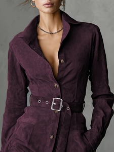 Détail d'une robe midi violet foncé avec col à revers et boutons ambrés à simple boutonnage