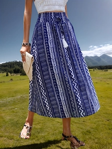 Jupe midi bohème bleu foncé à motif géométrique, ceinture à glands et haut en dentelle
