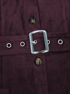 Vue détaillée de la taille en suédine prune avec bouton ambre et boucle de ceinture métal