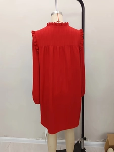 Fashionable red V-neck ruffle dress with long sleeves and pleated texture design