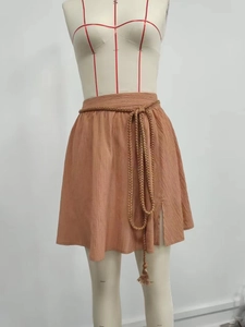 Jupe courte taille haute côtelée pour femmes avec ceinture à franges ton abricot
