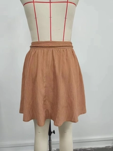 Jupe courte trapèze taille haute pour femme couleur caramel avec ceinture tressée