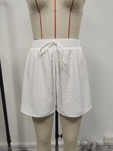 Short d'été blanc pour femme avec texture plumetis et taille élastique à cordon