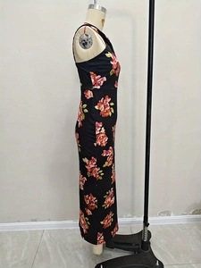 Dettaglio del vestito lungo a fiori con motivi vivaci e design con spacco laterale