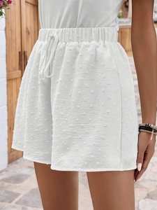 Vue détaillée du short blanc taille haute à pois avec taille élastique et cordon de serrage