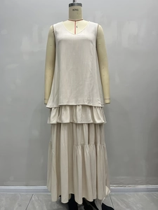 Ärmelloses Bohème-Maxikleid mit V-Ausschnitt und Stufenrock in Beige