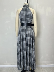 Mouwloze maxi-jurk met ruitjespatroon, halternek en hoge taille met riem in A-lijn model