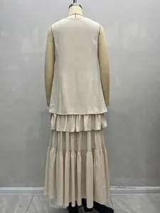 Ärmelloses Boho-Maxikleid mit V-Ausschnitt in Beige aus Baumwollleinen auf einer Schneiderpuppe