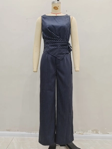 Combinaison sans manches à rayures verticales bleu marine avec ceinture et jambes larges