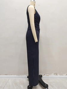 Détail du haut sans manches à rayures tennis avec plis à la taille et pantalon assorti