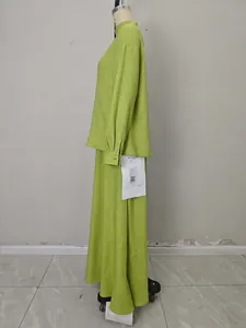 Vue détaillée de la texture du tissu en coton et lin vert herbe avec des plis de tissage naturels