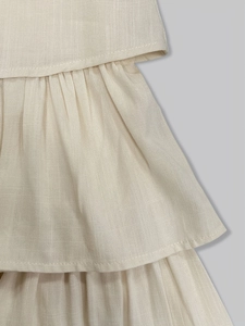 Detailansicht der gestuften Rüschen an einem beigefarbenen Boho Ärmelloses Maxikleid